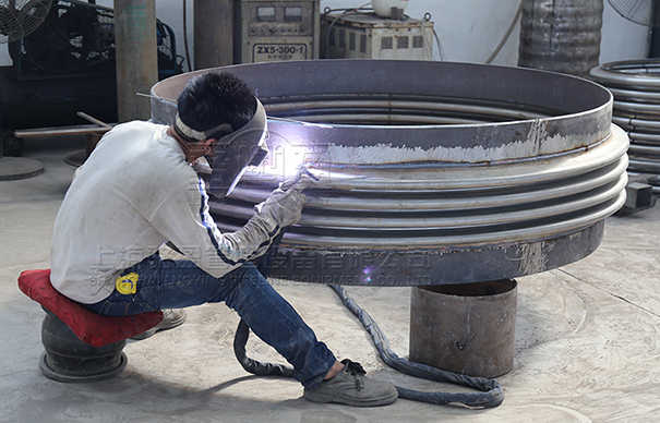 補償器焊接現場